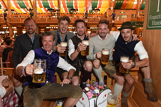 Godo Krämer (Marketing Direktor), John Jürgns, Michael Christian Meyer, Dennis Mitchell, Niklas Hofmann bei der Ingolstadt- und Wertheim Wiesn im Schützen- Festzelt  Foto: BrauerPhotos/G.Nitschke für Value Retail Management Germany GmbH